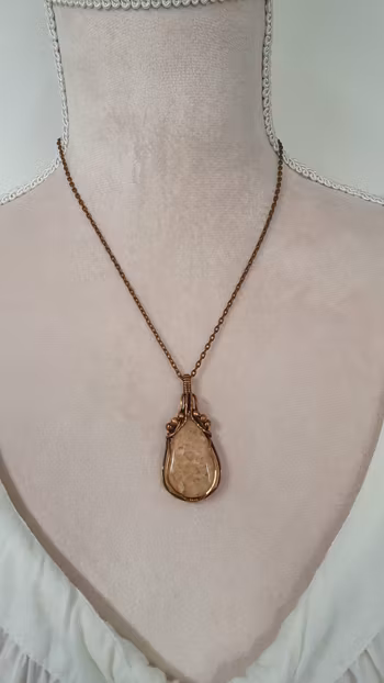 Halsband Swirly Pearls i koppar med rosa granit