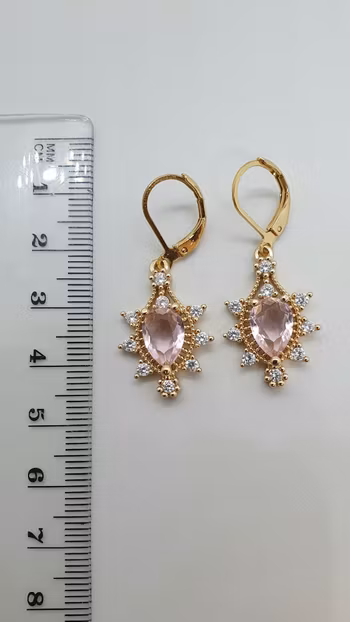 Örhängen med rosa facetterat glas