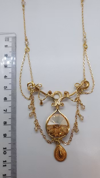 Halsband Enchanted Chains i mässing med Golden Shadow Swarovski kristaller