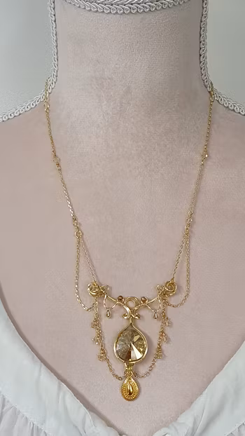 Halsband Enchanted Chains i mässing med Golden Shadow Swarovski kristaller