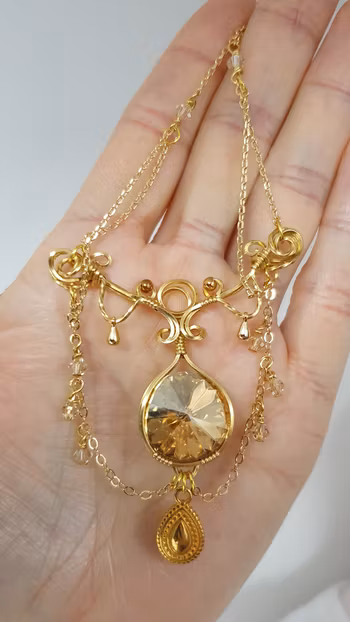 Halsband Enchanted Chains i mässing med Golden Shadow Swarovski kristaller