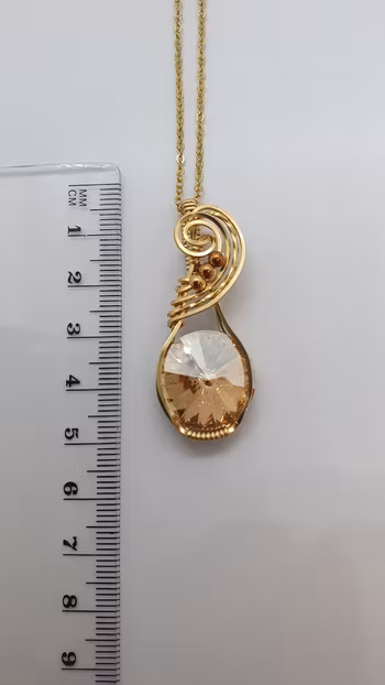 Halsband Swirly i mässing med Golden Shadow Swarovski kristall