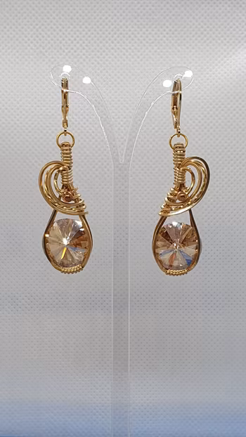 Örhängen Swirly med Golden Shadow Swarovski kristaller