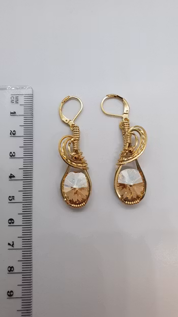 Örhängen Swirly med Golden Shadow Swarovski kristaller