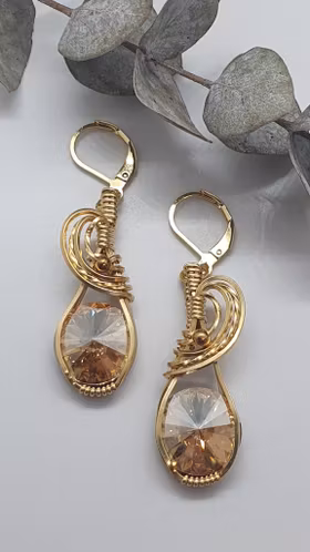 Örhängen Swirly med Golden Shadow Swarovski kristaller