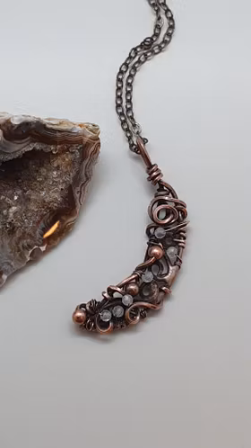 Halsband Crescent Moon i koppar med facetterade regnbågsmånstenar