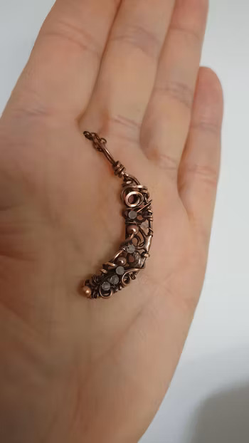 Halsband Crescent Moon i koppar med facetterade regnbågsmånstenar