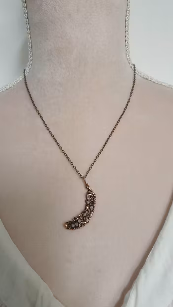 Halsband Crescent Moon i koppar med facetterade regnbågsmånstenar