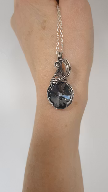 Halsband Swirly i 925 sterlingsilver med Graphite Swarovski kristall