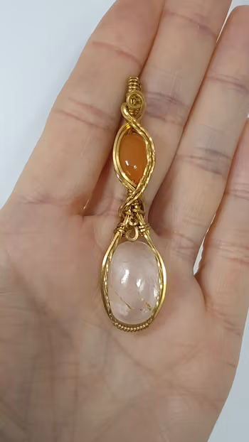 Halsband Delicious Double i mässing med topas och karneol