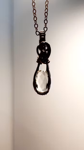 Halsband Luscious Loops i koppar med facetterad bergkristall