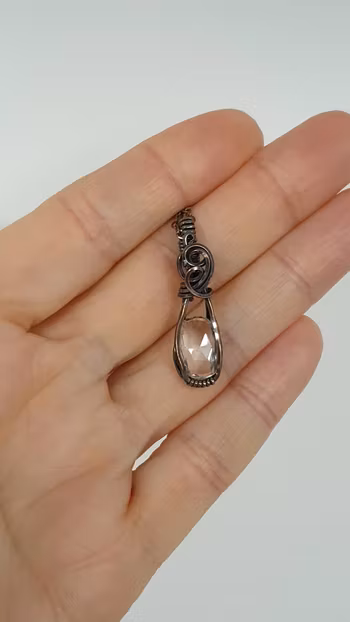 Halsband Luscious Loops i koppar med facetterad bergkristall