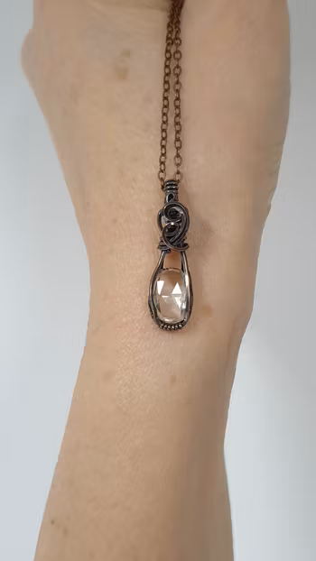 Halsband Luscious Loops i koppar med facetterad bergkristall