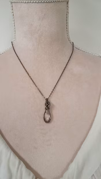 Halsband Luscious Loops i koppar med facetterad bergkristall