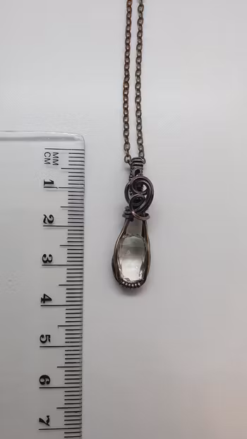 Halsband Luscious Loops i koppar med facetterad bergkristall