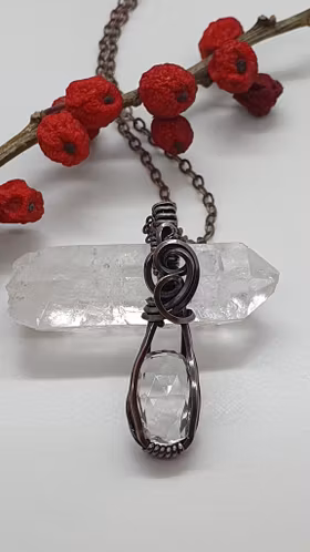 Halsband Luscious Loops i koppar med facetterad bergkristall