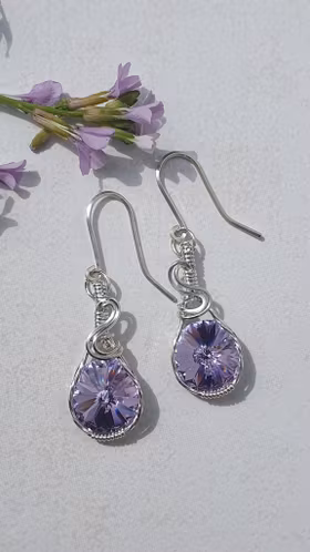 Örhängen Simple Swirl i 925 sterlingsilver med Violet Swarovski kristaller