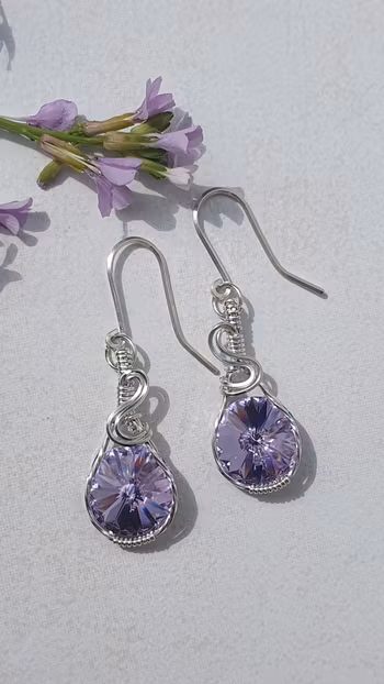 Örhängen Simple Swirl i 925 sterlingsilver med Violet Swarovski kristaller