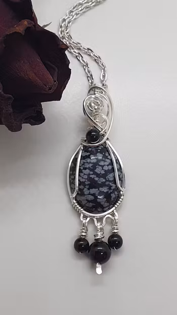 Halsband Delicious Dangle i 925 sterlingsilver med snöflingeobsidian och onyxpärlor