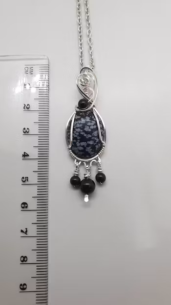 Halsband Delicious Dangle i 925 sterlingsilver med snöflingeobsidian och onyxpärlor