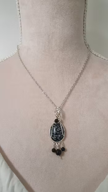 Halsband Delicious Dangle i 925 sterlingsilver med snöflingeobsidian och onyxpärlor