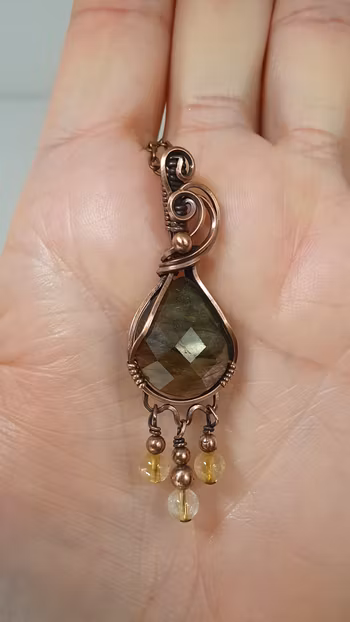 Halsband Dazzling Dangles i koppar med facetterad labradorit och citrinpärlor