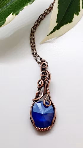 Halsband Luscious Loops i koppar med Royal Blue Swarovski kristall