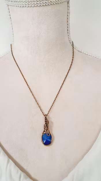 Halsband Luscious Loops i koppar med Royal Blue Swarovski kristall