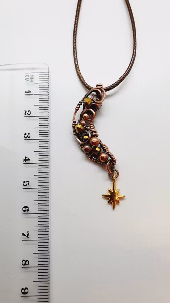 Halsband Crescent Moon i koppar med facetterade pärlor och en stjärnberlock