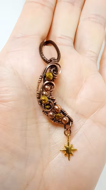 Halsband Crescent Moon i koppar med facetterade pärlor och en stjärnberlock