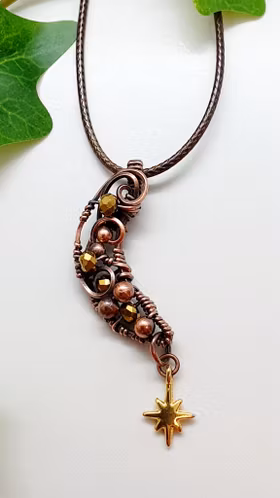 Halsband Crescent Moon i koppar med facetterade pärlor och en stjärnberlock