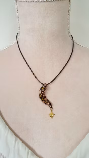 Halsband Crescent Moon i koppar med facetterade pärlor och en stjärnberlock