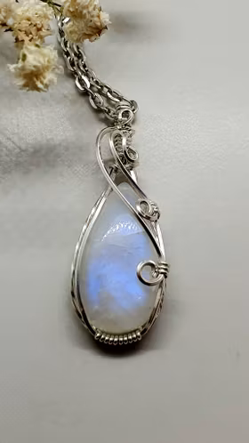 Halsband Luscious Loops i 925 sterlingsilver med regnbågsmånsten
