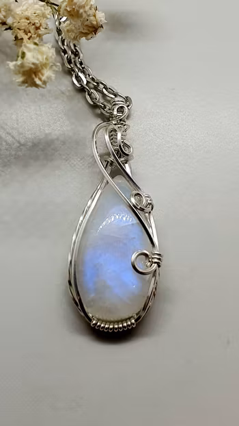 Halsband Luscious Loops i 925 sterlingsilver med regnbågsmånsten