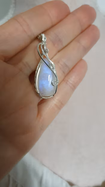 Halsband Luscious Loops i 925 sterlingsilver med regnbågsmånsten