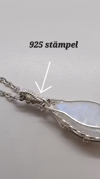 Halsband Luscious Loops i 925 sterlingsilver med regnbågsmånsten