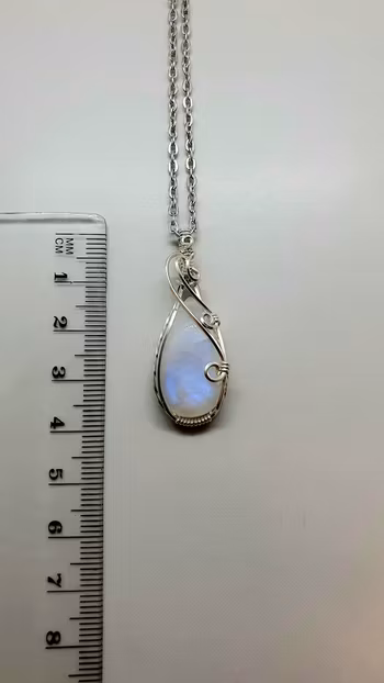 Halsband Luscious Loops i 925 sterlingsilver med regnbågsmånsten