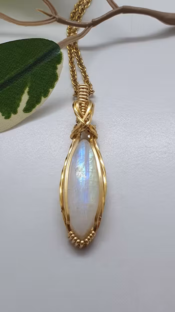 Halsband Classic Curves i mässing med regnbågsmånsten