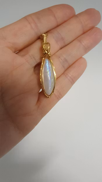Halsband Classic Curves i mässing med regnbågsmånsten
