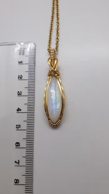 Halsband Classic Curves i mässing med regnbågsmånsten