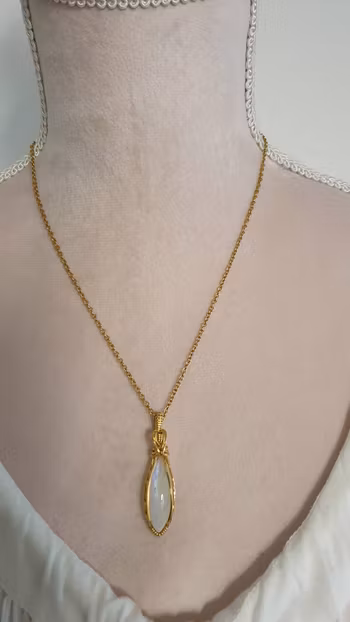 Halsband Classic Curves i mässing med regnbågsmånsten