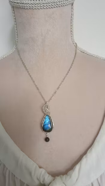 Halsband Swirly Pearl i 925 sterlingsilver med labradorit
