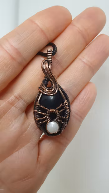 Halsband Spider i koppar med svart agat och månstenspärla
