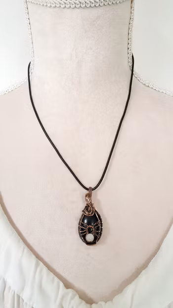 Halsband Spider i koppar med svart agat och månstenspärla