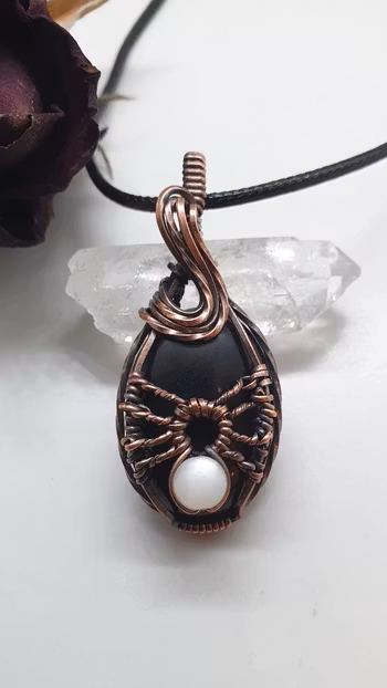 Halsband Spider i koppar med svart agat och månstenspärla