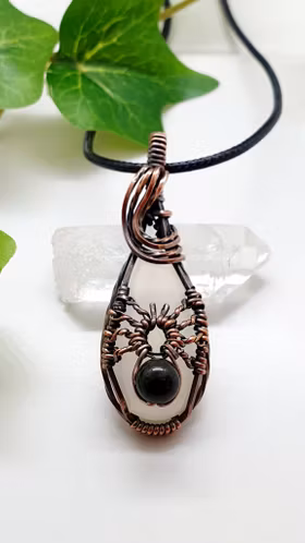 Halsband Spider i koppar med naturlig kvarts och onyxpärla