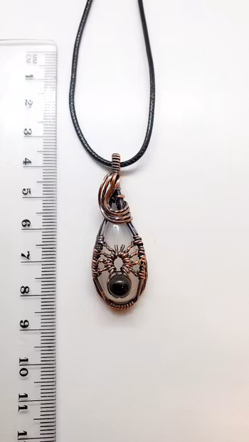 Halsband Spider i koppar med naturlig kvarts och onyxpärla