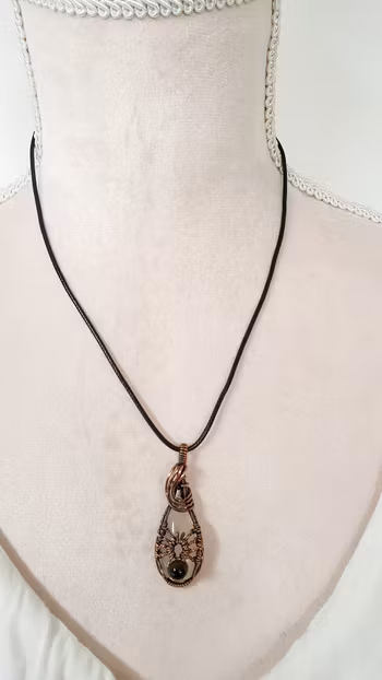 Halsband Spider i koppar med naturlig kvarts och onyxpärla