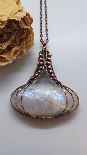 Halsband Swirly Pearls i koppar med belomorite månsten