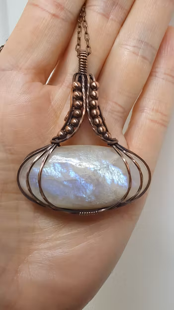 Halsband Swirly Pearls i koppar med belomorite månsten